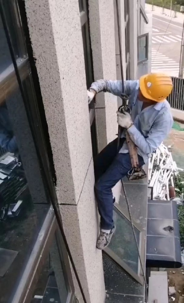 高空大理石墙面边角打胶